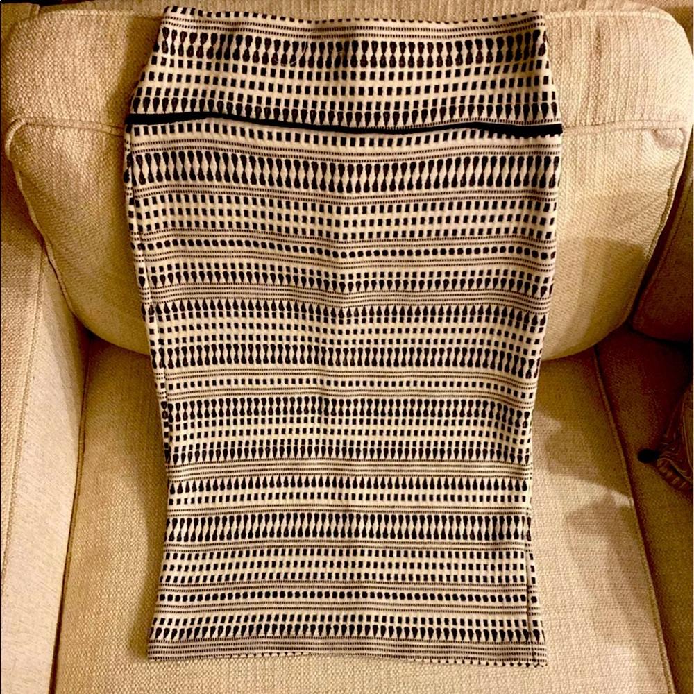 Pencil skirt kinda striped  below knee